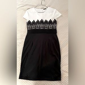 White and black Viennois dress size 10.